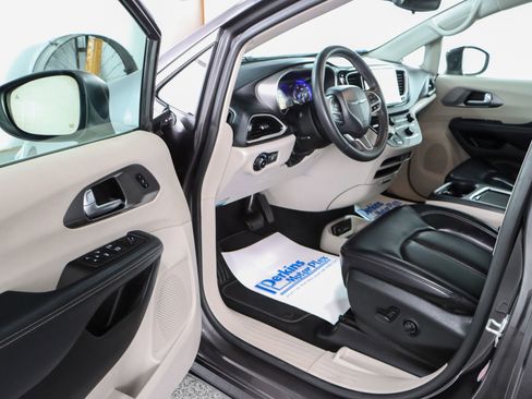 Used 2023 Chrysler Pacifica Touring-L image 3