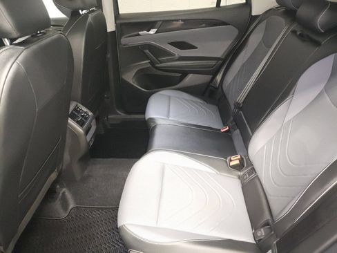 Used 2025 Volkswagen Tiguan SE AWD/4WD image 25