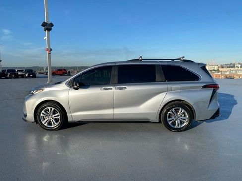 Used 2022 Toyota Sienna XSE w/ XSE Plus Package AWD/4WD image 5