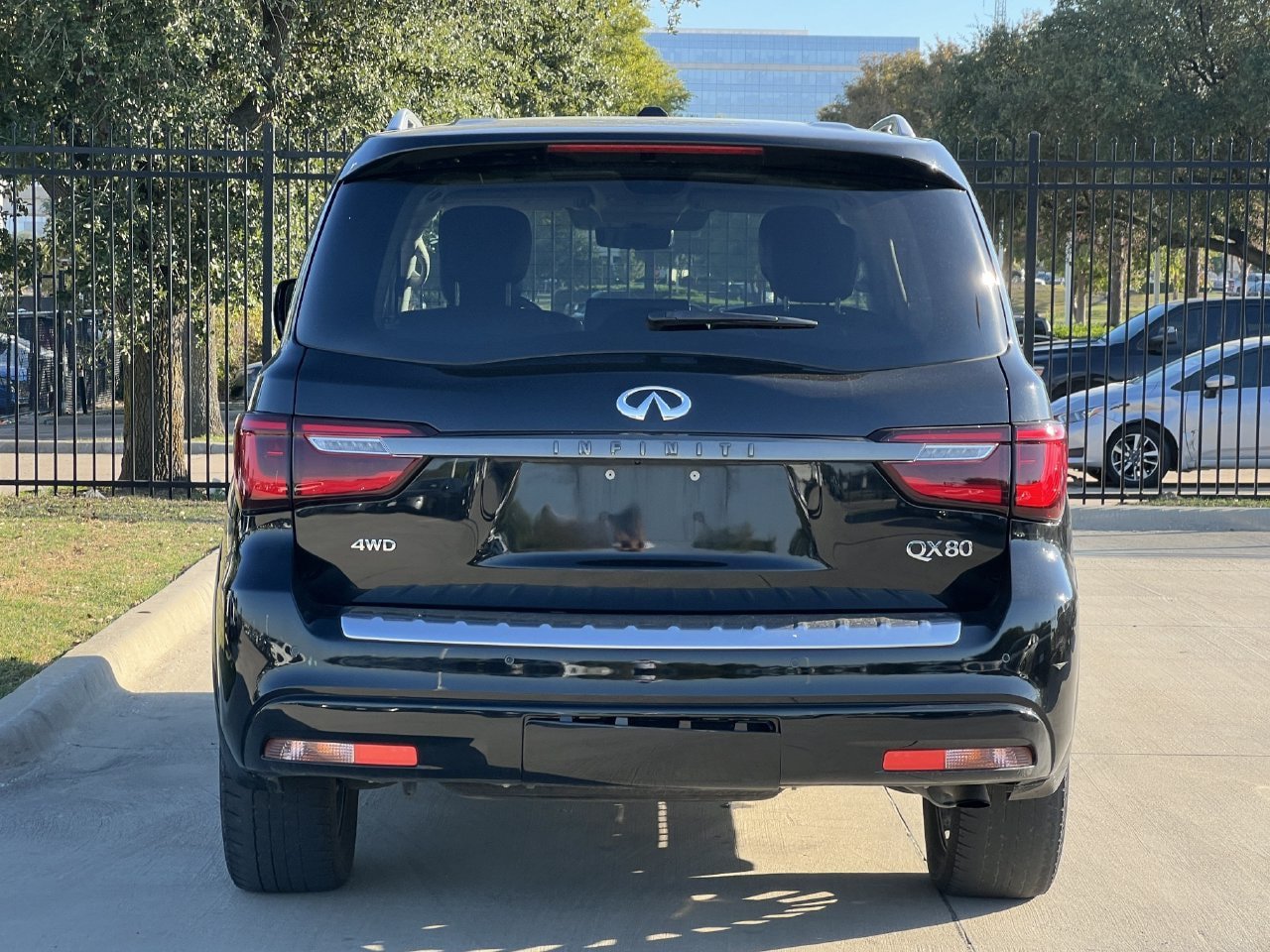 Used 2022 INFINITI QX80 Premium Select w/ Cargo Package AWD/4WD image 4