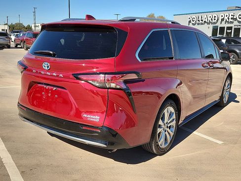 Used 2023 Toyota Sienna Platinum image 3