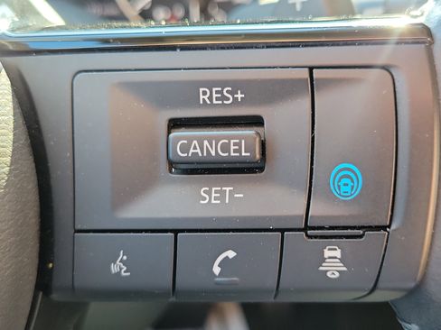 Used 2023 Nissan Rogue SL w/ SL Premium Package image 18