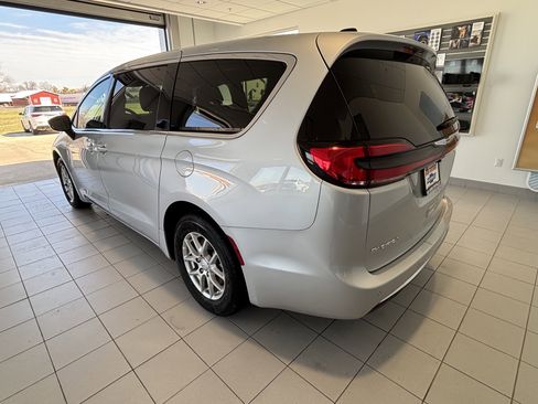 Used 2026 Chrysler Pacifica Select FWD image 3