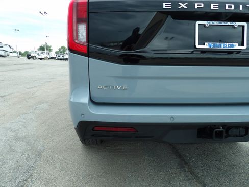 Used 2025 Ford Expedition Active AWD/4WD image 8