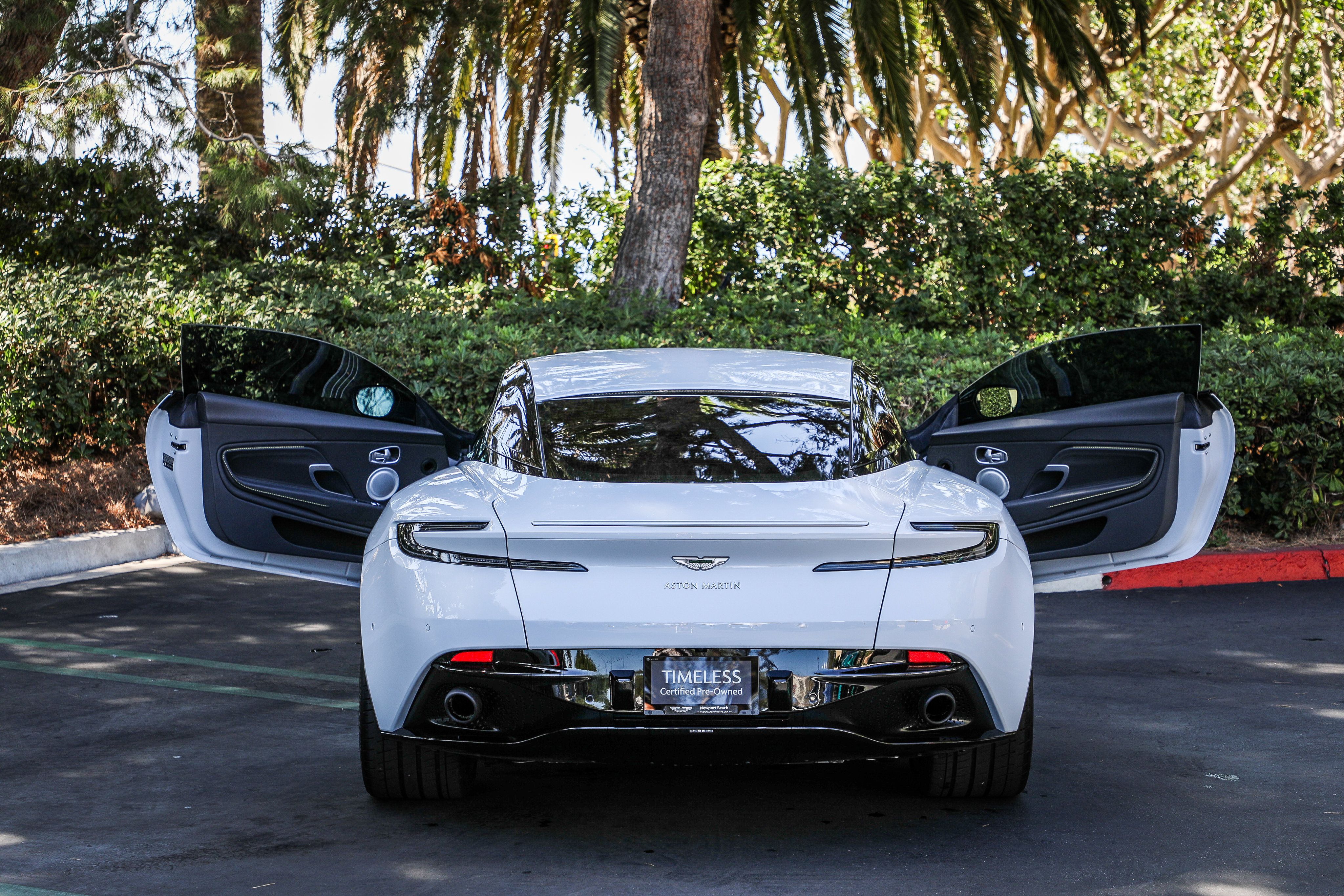 Used 2022 Aston Martin DB11 Coupe RWD image 7