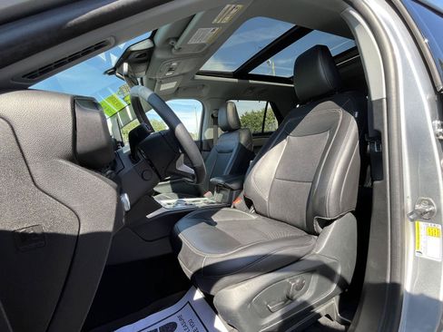 Used 2023 Ford Explorer Limited w/ Limited Technology Package RWD image 5