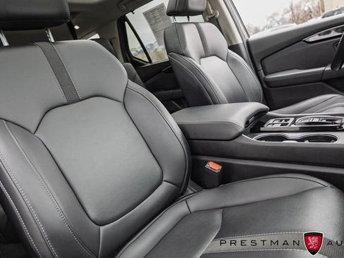 Used 2024 Honda Pilot Touring image 4