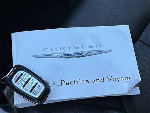 Used 2020 Chrysler Pacifica Touring-L image 36