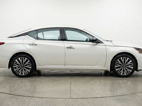Used 2025 Nissan Altima 2.5 SV image 11