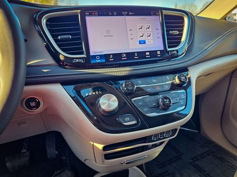 Certified 2022 Chrysler Pacifica Touring-L image 21