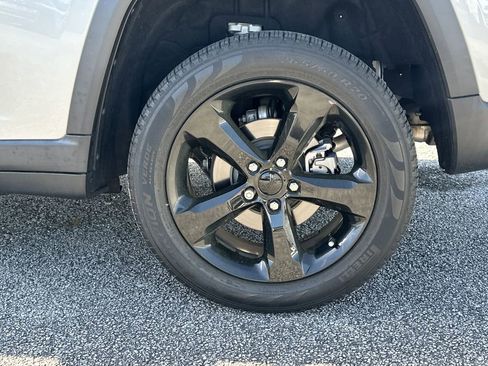 Used 2023 Jeep Grand Cherokee Limited w/ Black Appearance Package image 21