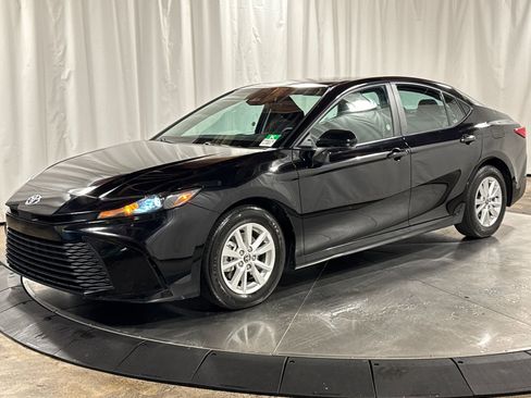 Used 2025 Toyota Camry LE FWD image 1
