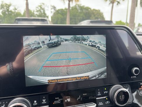 Used 2023 Toyota Highlander XLE AWD/4WD image 25