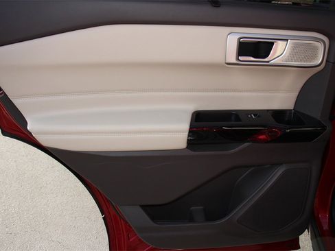 Certified 2021 Ford Explorer Platinum w/ Equipment Group 601A image 20