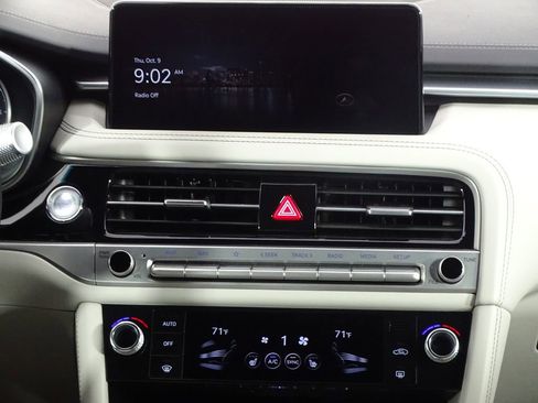 Used 2024 Genesis G70 2.5T image 32