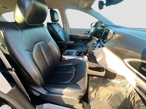 Used 2024 Chrysler Pacifica Touring-L FWD image 27