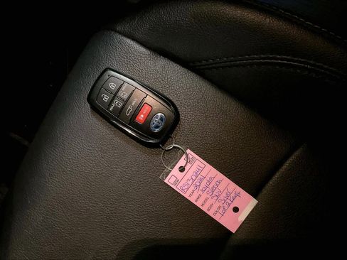 Used 2024 Toyota Sienna XLE Woodland Edition image 13