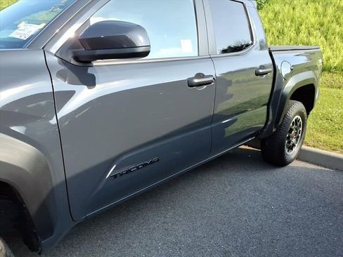 Used 2025 Toyota Tacoma TRD Off-Road AWD/4WD image 5