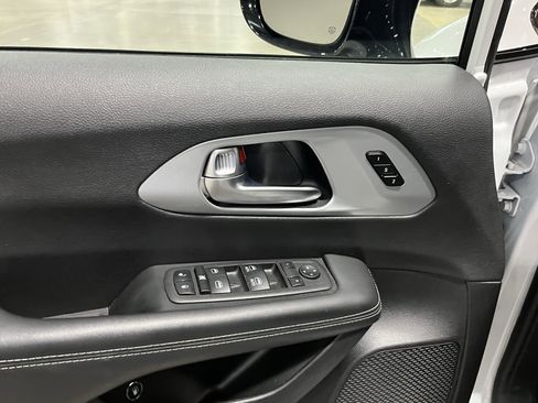 Used 2024 Chrysler Pacifica Select image 17