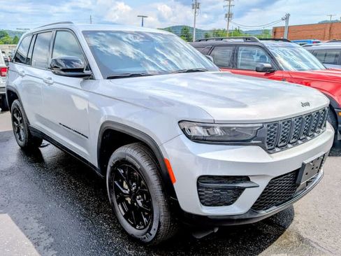 Used 2025 Jeep Grand Cherokee Altitude AWD/4WD image 3