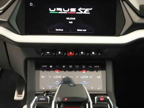 Used 2025 Lamborghini Urus SE AWD/4WD image 20