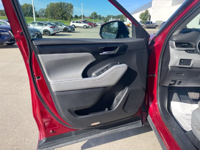Used 2020 Toyota Highlander XLE AWD/4WD image 20