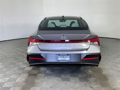 New 2025 Hyundai Elantra Limited image 24