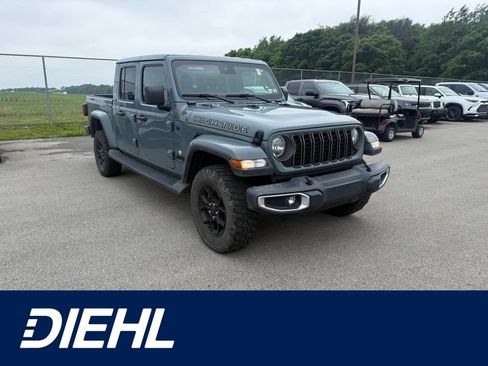 Used 2025 Jeep Gladiator Sport AWD/4WD image 1