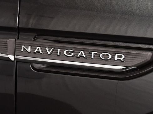 Used 2024 Lincoln Navigator Reserve AWD/4WD image 12
