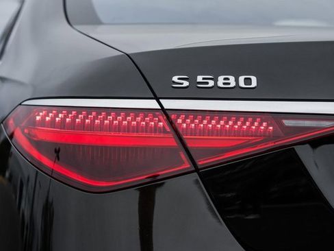 Used 2022 Mercedes-Benz S 580 4MATIC Sedan w/ 3D Technology Package image 7