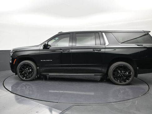 Used 2025 Chevrolet Suburban LT RWD image 2