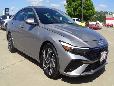 Used 2025 Hyundai Elantra SEL FWD image 4