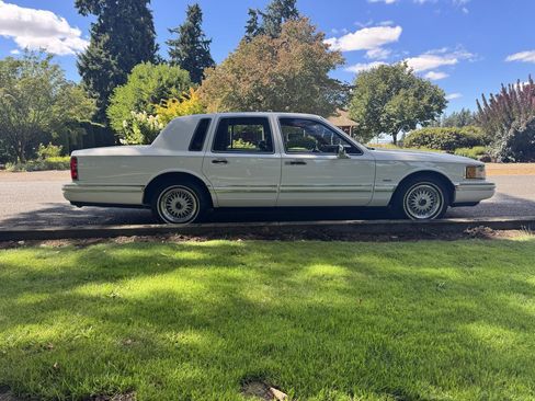 Used 1994 Lincoln Town Car Executive RWD image 6