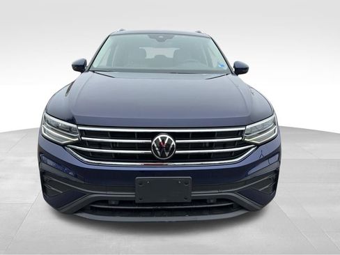 Used 2023 Volkswagen Tiguan SE w/ Panoramic Sunroof Package image 9