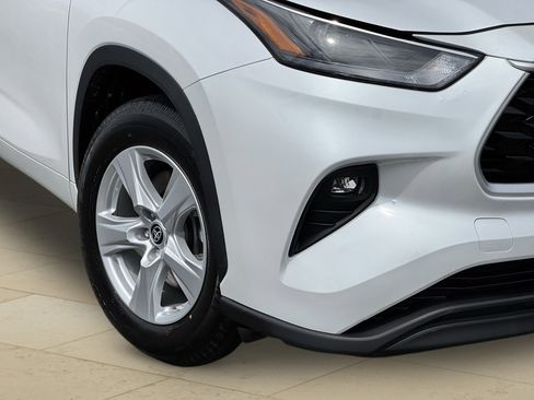 Used 2024 Toyota Highlander LE image 41