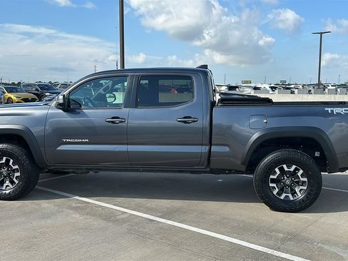 Used 2022 Toyota Tacoma TRD Off-Road AWD/4WD image 11