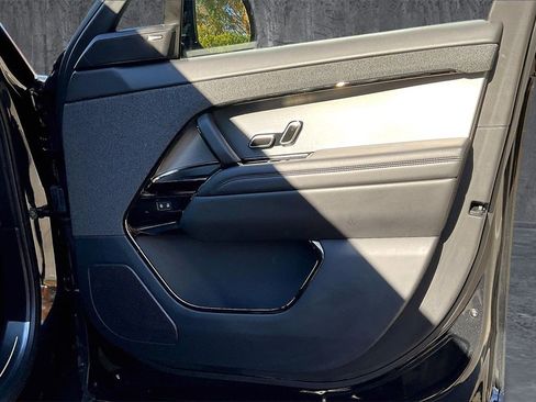 Used 2025 Land Rover Range Rover Sport image 27