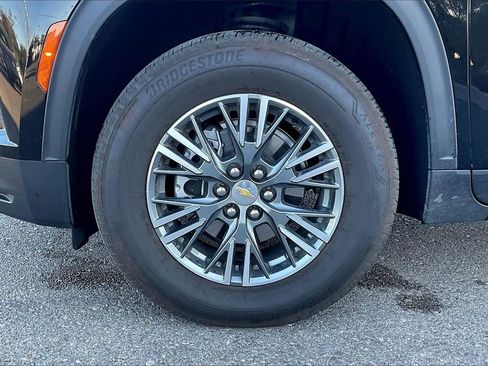 Used 2025 Chevrolet Traverse LT image 8