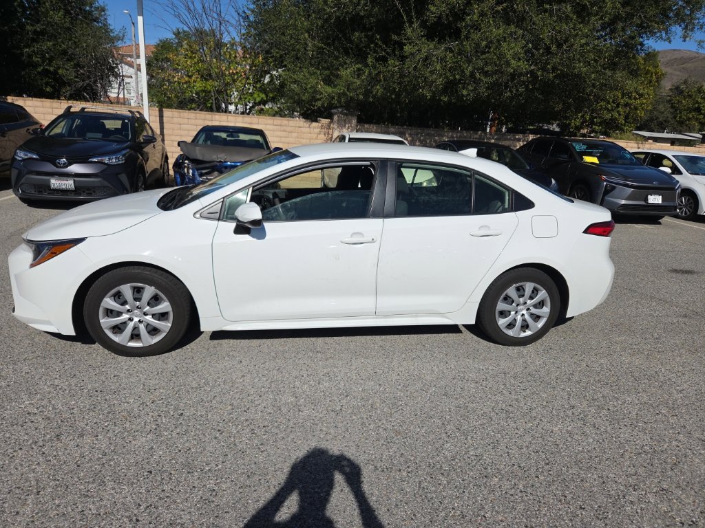 Used 2022 Toyota Corolla LE FWD image 2