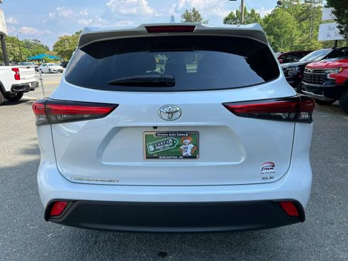 Used 2022 Toyota Highlander XLE FWD image 5