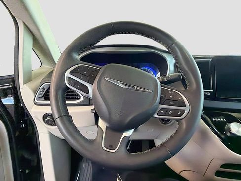 Used 2023 Chrysler Pacifica Touring-L FWD image 14