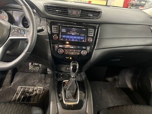 Used 2019 Nissan Rogue SV w/ Premium Package image 6