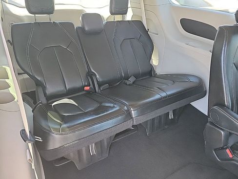 Used 2024 Chrysler Pacifica Touring-L FWD image 38