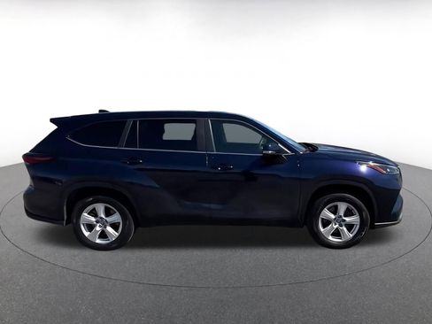 Used 2025 Toyota Highlander LE FWD image 16