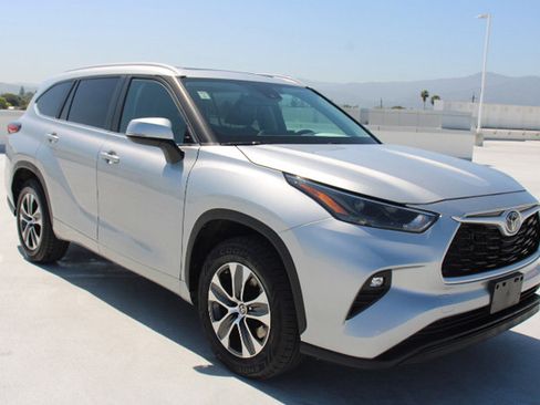 Used 2023 Toyota Highlander XLE FWD image 2