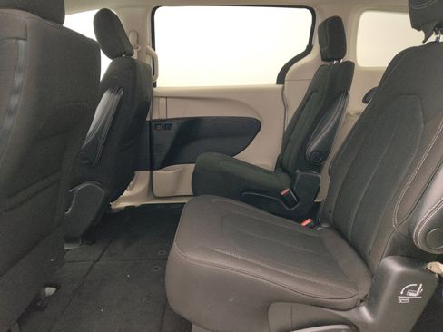 Used 2022 Chrysler Voyager LX image 18