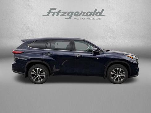 Used 2022 Toyota Highlander XLE AWD/4WD image 9