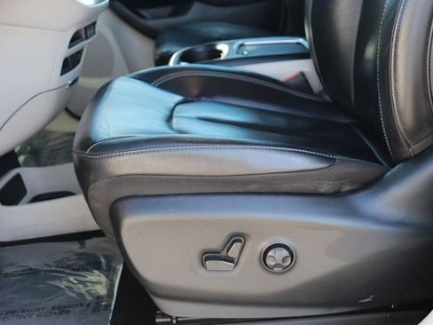 Used 2022 Chrysler Pacifica Touring-L image 9