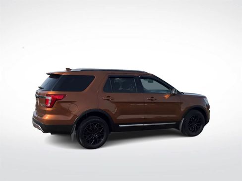 Used 2017 Ford Explorer XLT w/ Equipment Group 202A image 9