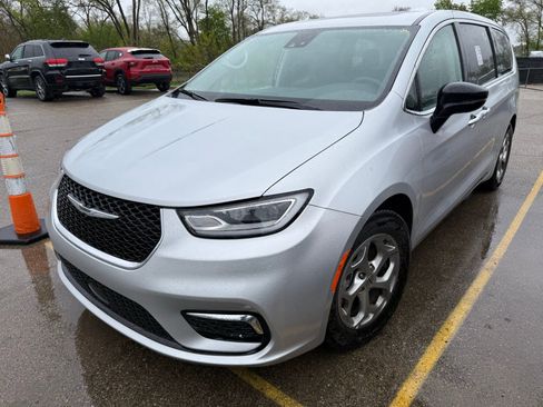 Used 2024 Chrysler Pacifica Limited FWD image 5